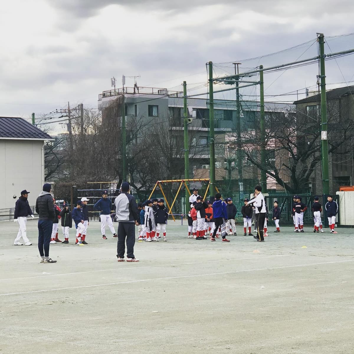 1/25(土)ブエナビスタ少年野球クラブの坂戸小学校での練習です。

現役大学野球部の学生コーチによる練習は子供達のいいお手本になりますね。視覚から刺激を受ける重要さを実感出来ます。
いいお兄さん的存