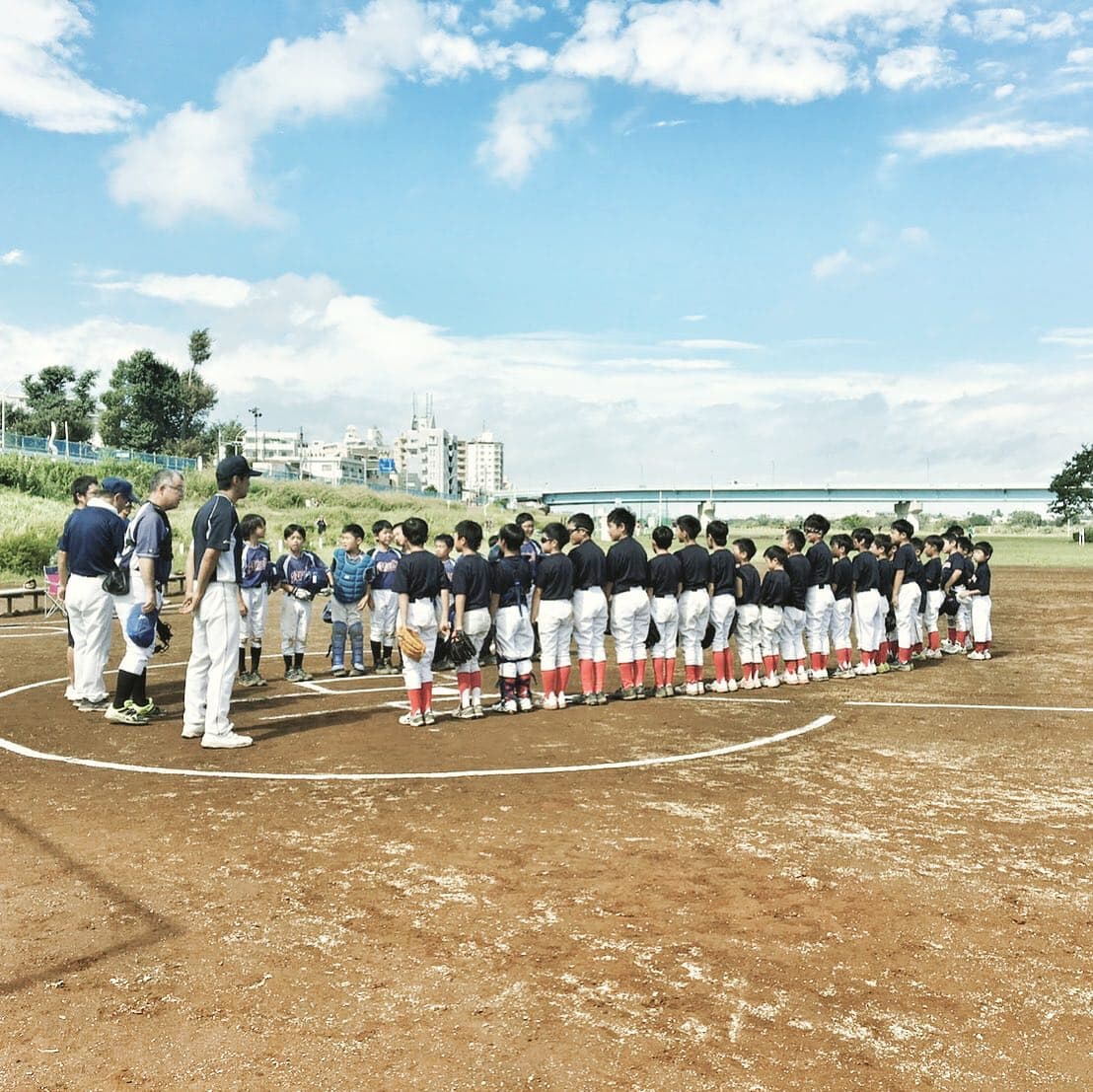 本日ブエナビスタにとって初の対外試合でした。
なんと結果は13対2初勝利！

3人のピッチャー継投による好ゲーム！

子供達がとにかく楽しそうに野球をしている姿。「絶景」でした！
