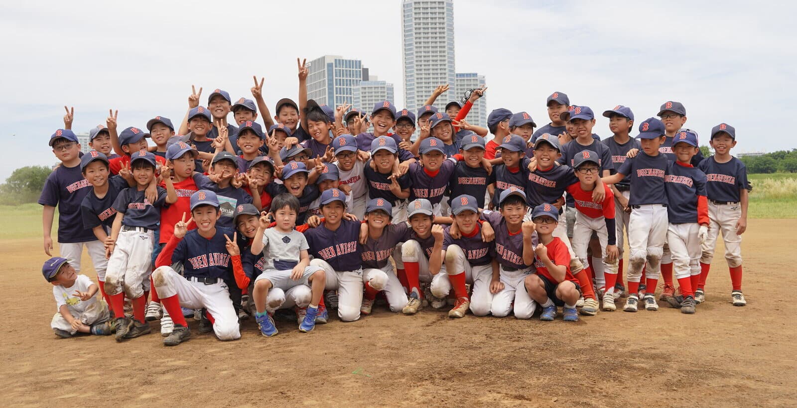 ブエナビスタ少年野球クラブの選手たちの笑顔の集合写真