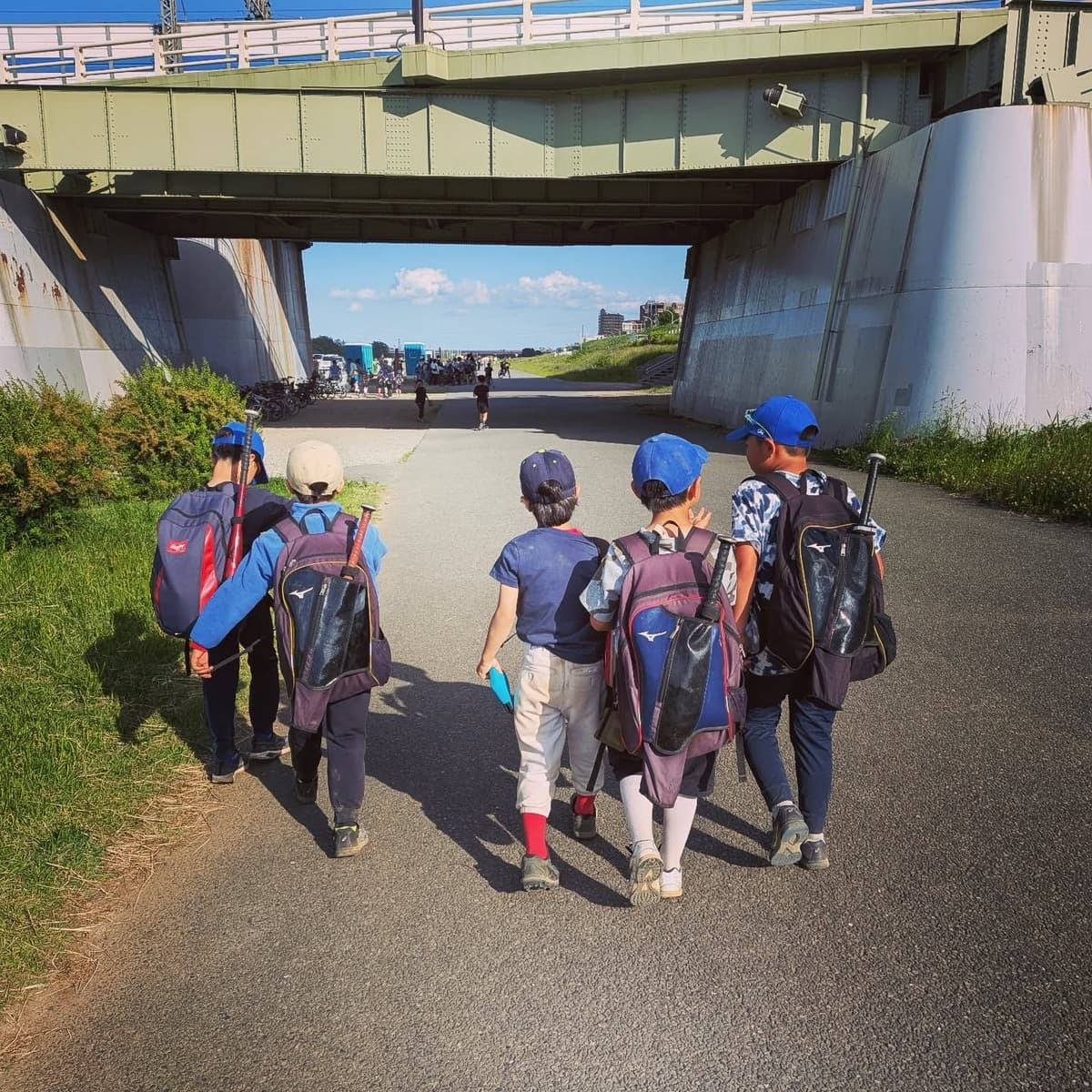練習が終わって帰路に向かう
「がんばったね」
そんな言葉が1番似合う後ろ姿
#ブエナビスタ少年野球クラブ
#がんばったね
#うちの子最強説