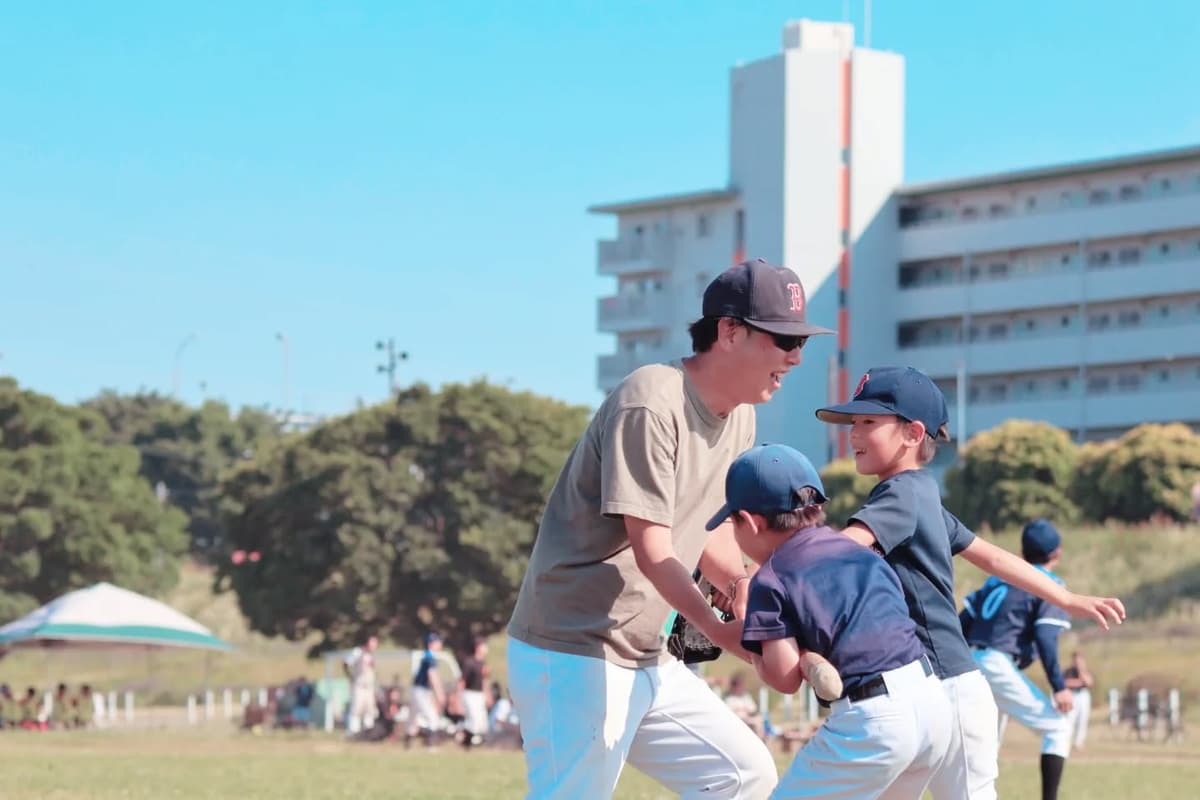 マイナーの休憩時間の一コマ
チャンバラしてます
こどもが成長していく上で大切なのは
「この大人面白い」と思える親以外との出会い
その出会いにブエナの大人達がなれるように
その願いは少しは叶ってる